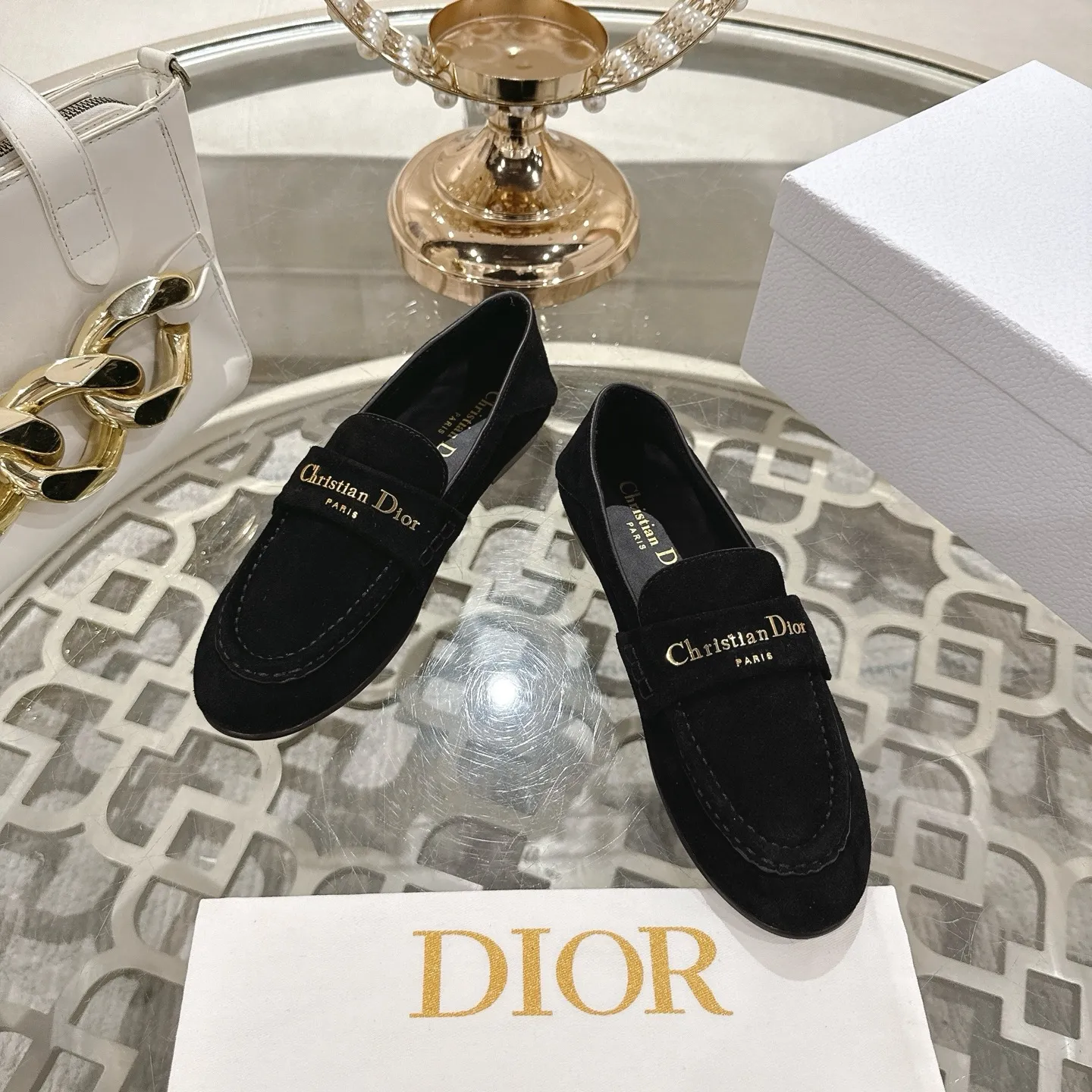 👟👟Ex-factory price 640👟👟 🍸 Dior Dior | 2025 ˢˢD Home 2025 Spring and Summer New Products The latest popular slip-on letter buckle loafers series〰 Original purchase, development and production👍🏻This Dior loafer is carefully made of black glossy cow leather, and the front letter plate is decorated with golden tone Christian Dior Paris logo. Paired with a leather-injected outsole, it adds classic style to any casual look. Upper: original cowhide/cow suede, lining: cowhide, outsole: injection molded leather outsole imported from Italy, heel height: 1cm, size: 35-42 (customized at 40.41.42)
